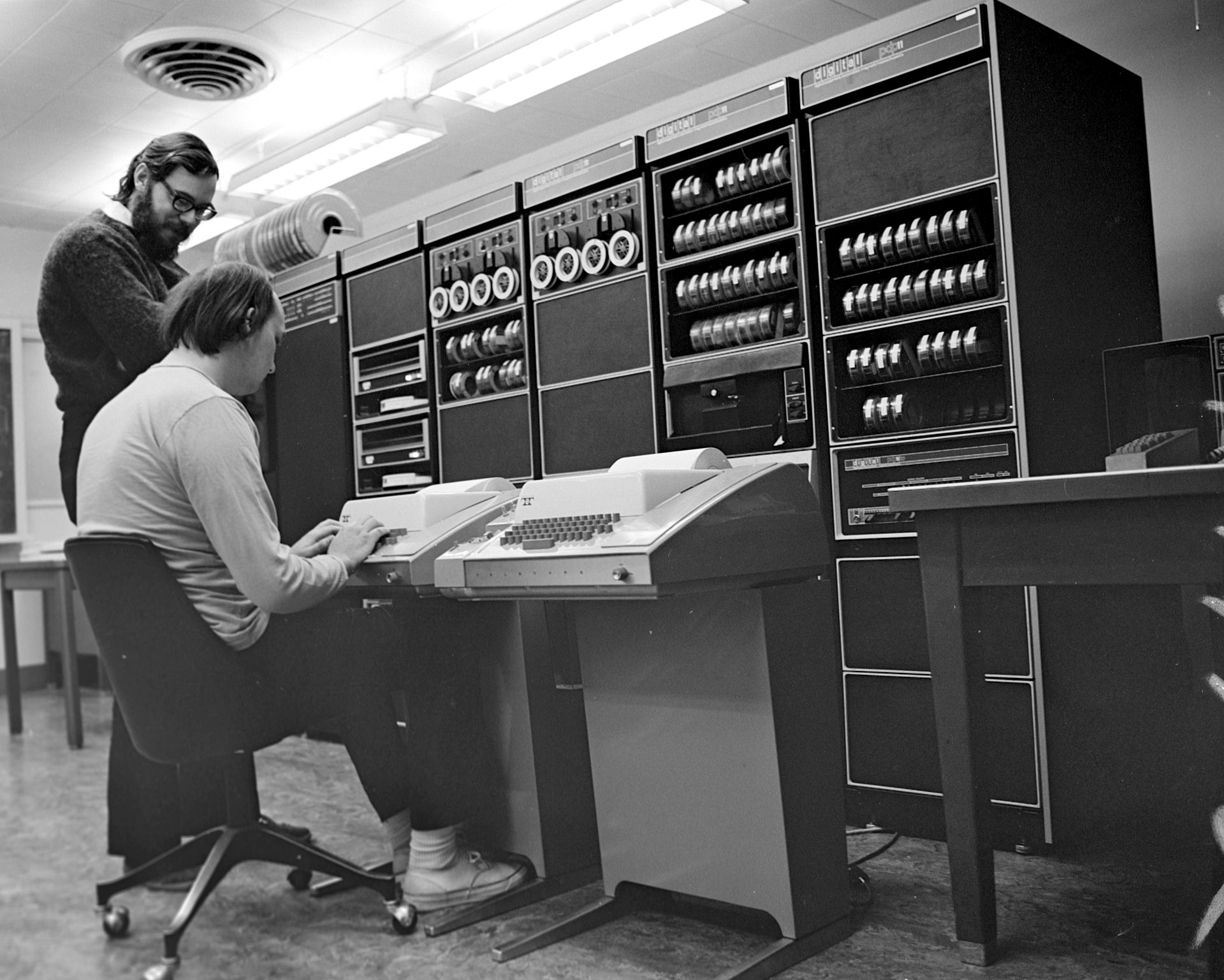 Ken_Thompson_-sentado-_y_Dennis_Ritchie_en_PDP-11_-2876612463-