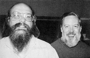 Bên trái là Ken Thompson, và còn lại là Dennis Ritchie