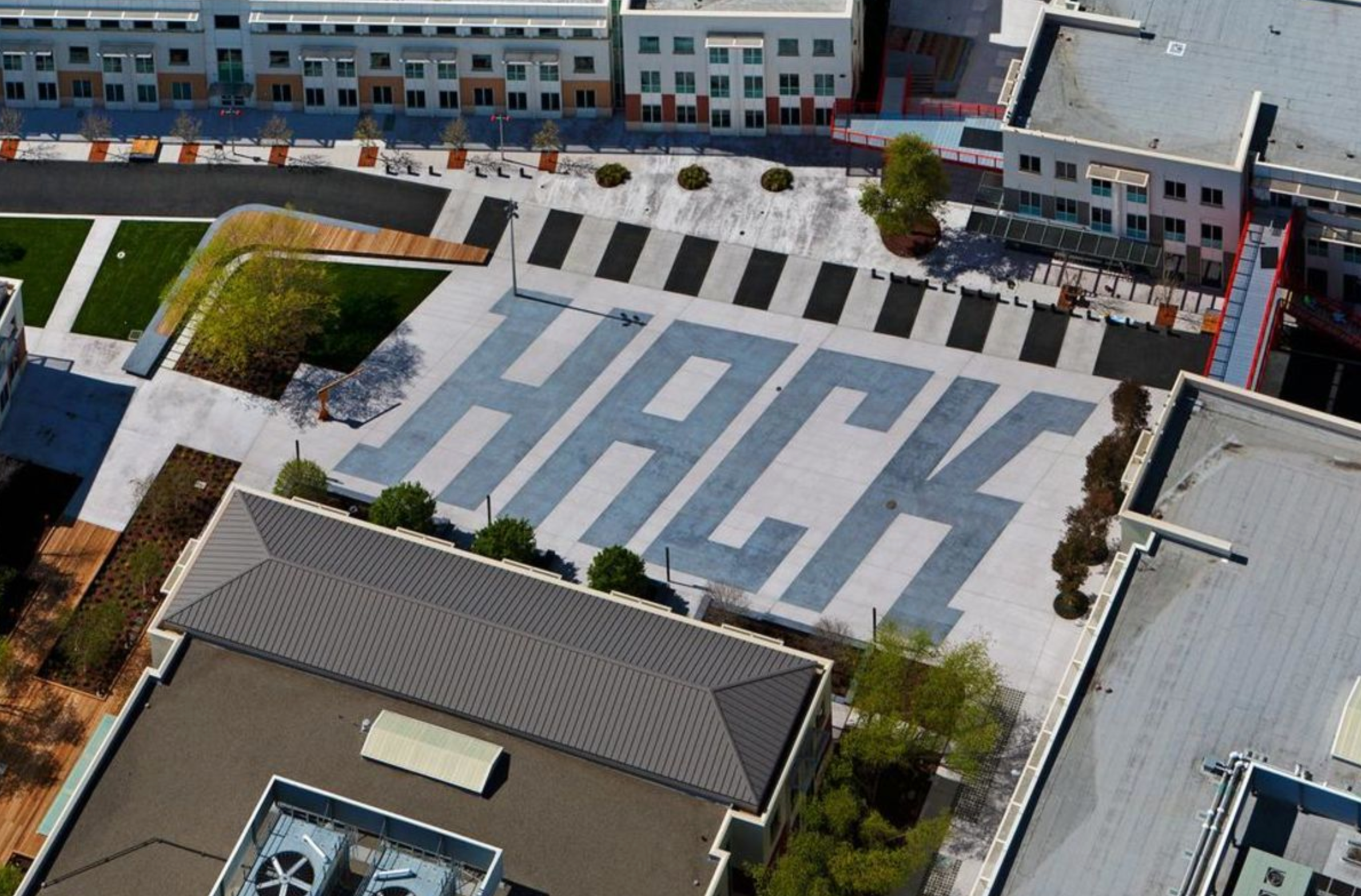 Facebook 的企业园区在混凝土上用巨大的字母写着 “hack” 一词（图片来源：彭博社）