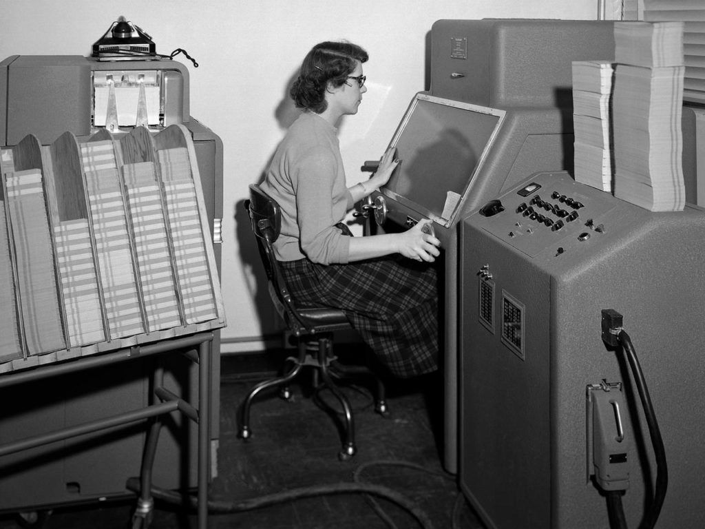 20 世纪 50 年代使用打卡机的计算机（图片：NASA）